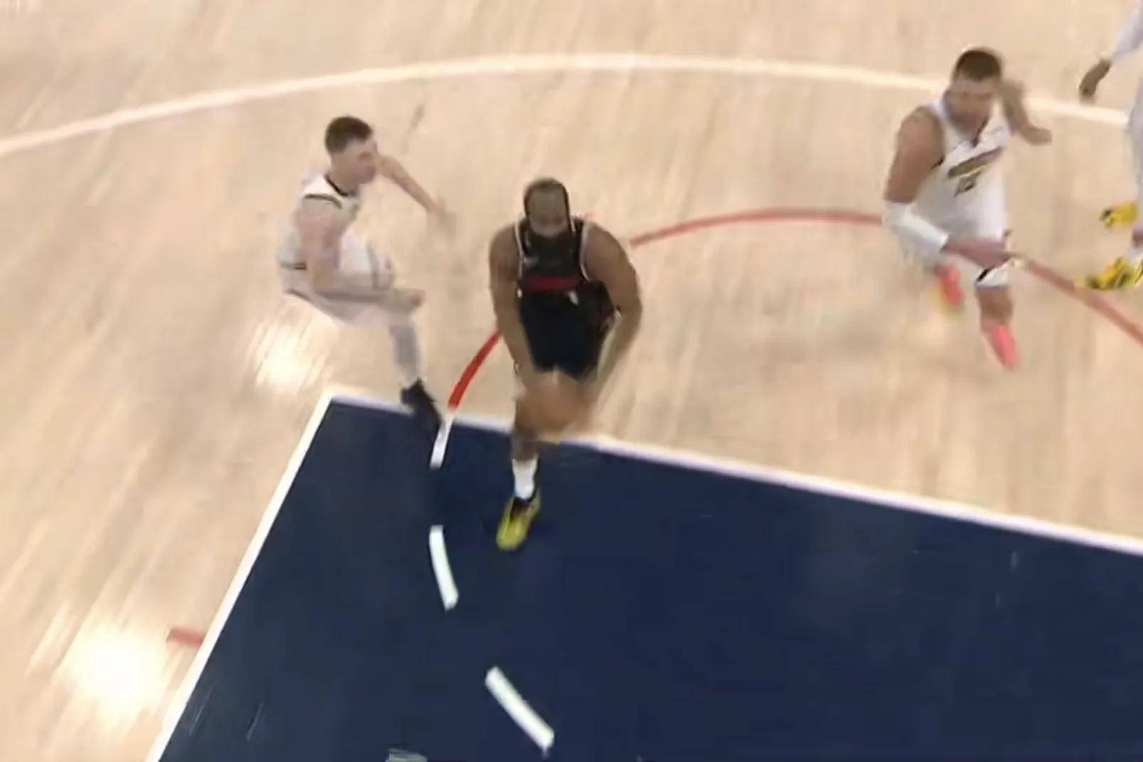 快船队外线火力强劲,击溃对手 快船队外线火力强劲,击溃对手