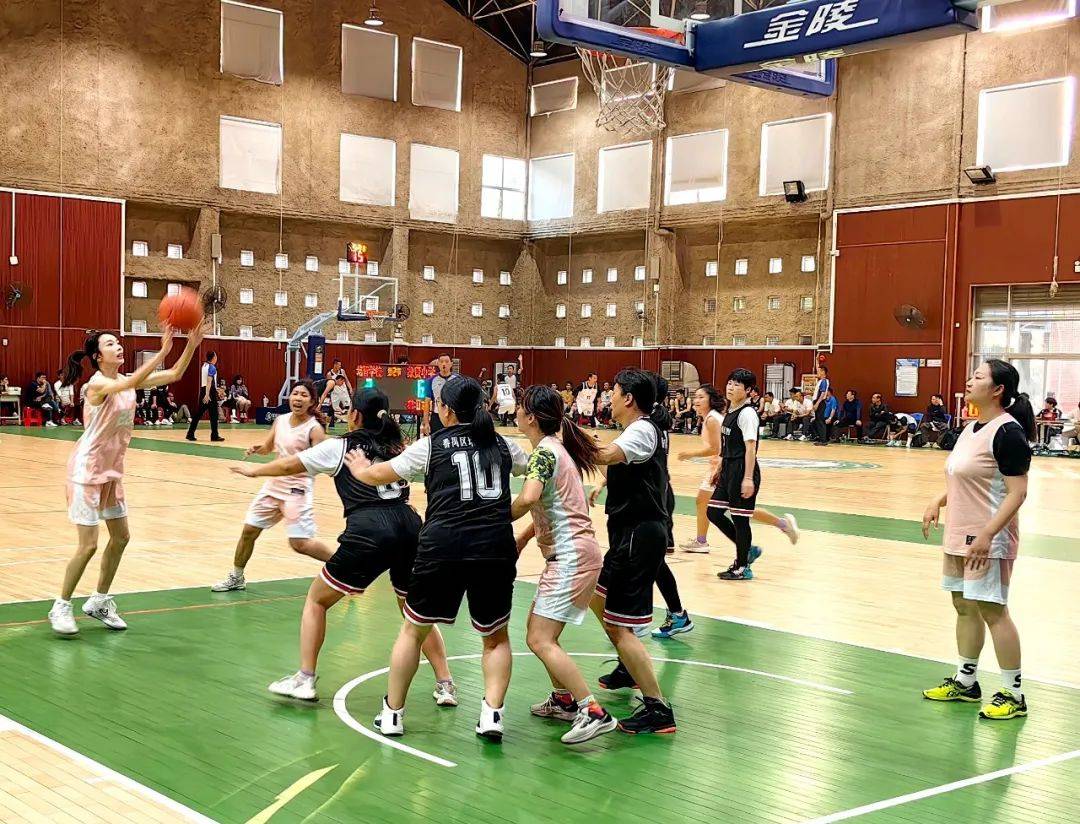 世俱杯决赛-体育赛事中女队拼尽全力,鏖战至最后