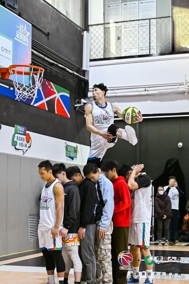 世俱杯参赛资格-国内篮球职业联赛热火朝天，各队实力均衡