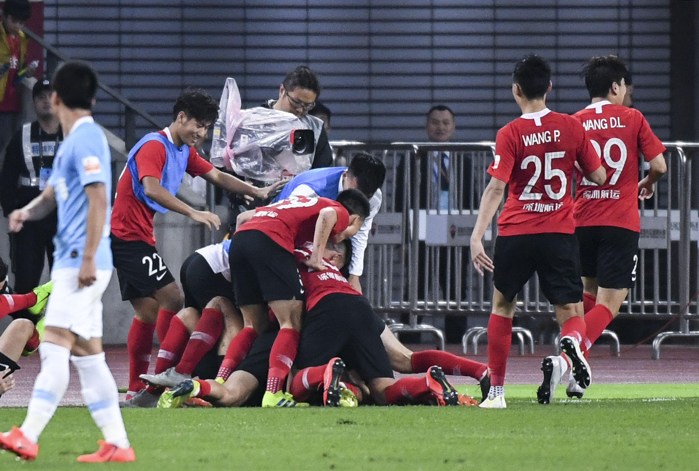 世俱杯分组-汉中佳兆业主场击败对手,取悦主场球迷