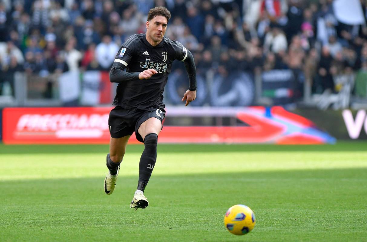 诺维奇门将连续扑出关键球,助球队保持不败 诺维奇门将连续扑出关键球,助球队保持不败