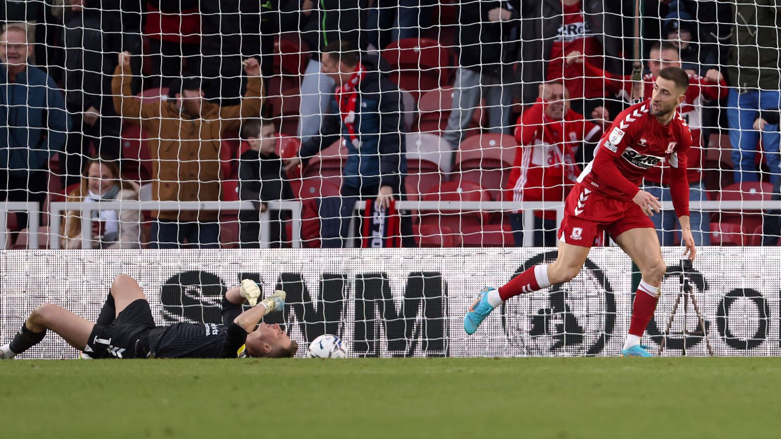 世俱杯2025-米尔沃尔客场逼平对手,艰难拿下一分