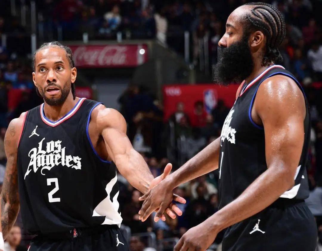 世俱杯官网-快船队团队默契提升，集体配合出色