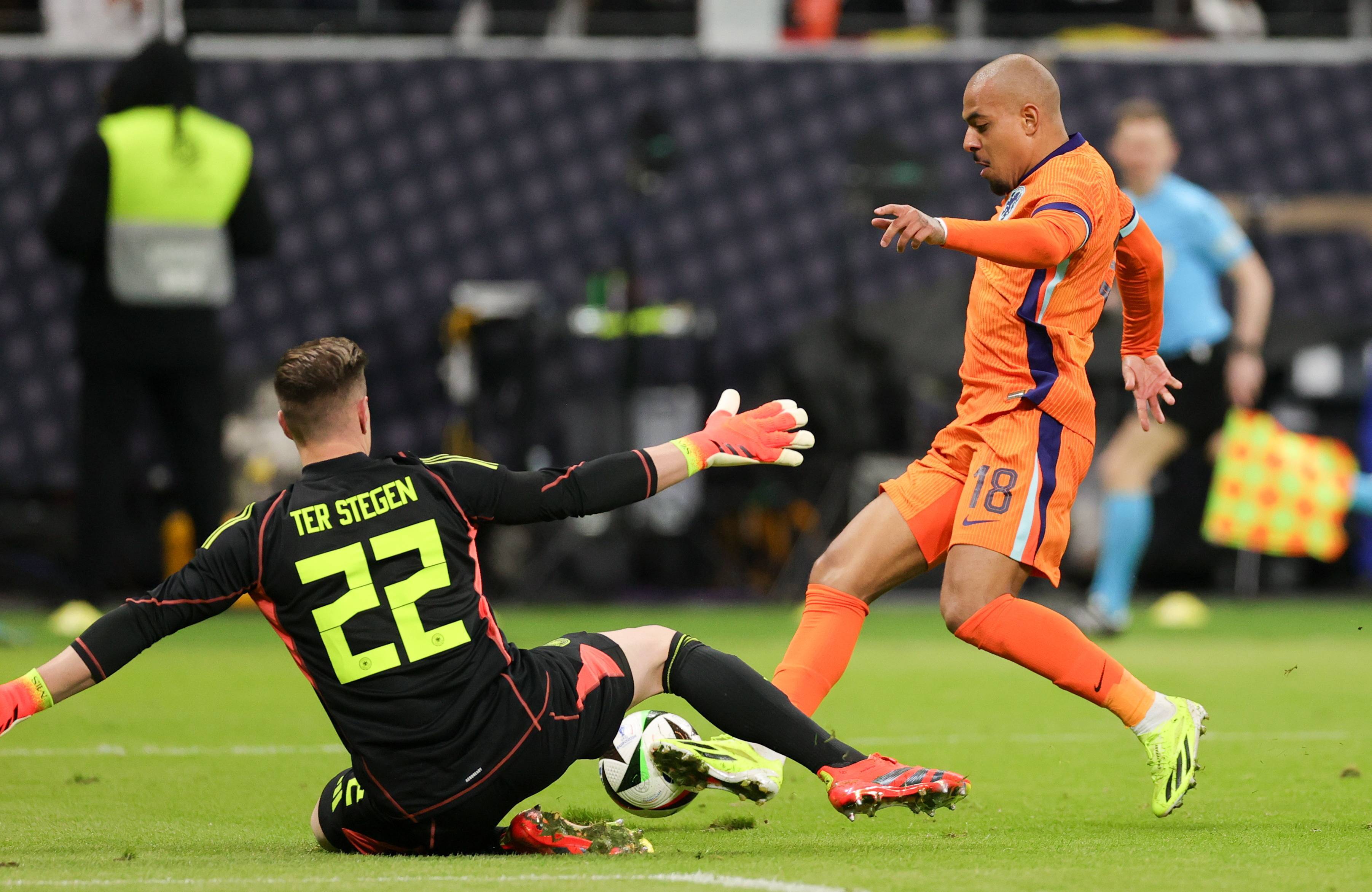 荷兰队凭借稳固防守，逆转战胜对手