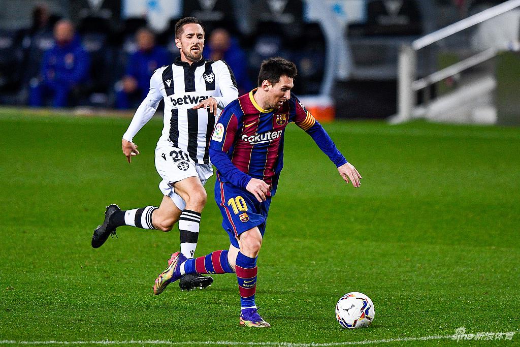 世俱杯决赛-梅西破门助巴萨取得胜利,球队晋级前程一片光明